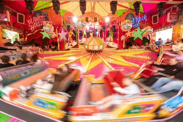 Der „Musik-Express“ - ein Highlight auf der Pfingstkirmes. Foto: Axel König