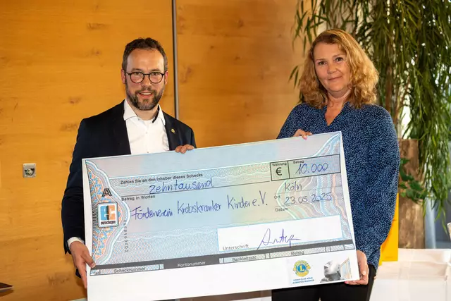 Monika Burger-Schmidt, Geschäftsführerin vom Förderverein krebskranker Kinder e.V., und Clubpräsident Stephan Antwerpen vom Lions-Club Albertus Magnus Köln. | Foto: Lions-Club Albertus Magnus Köln