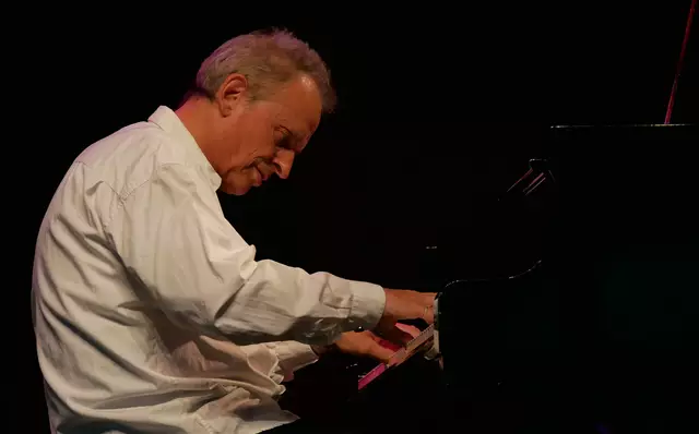 Mike Herting stellte sein Album "Beloved" in Gedenken an seine verstorbene Frau Sabine im Rheinforum vor.  | Foto: Anita Brandtstäter