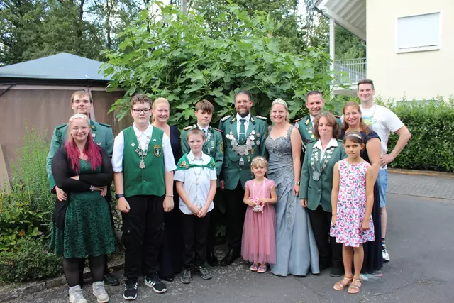 Die amtierenden Würdenträger (v.l.): Jungschützenprinz Michael Knapp mit Karina, Schülerprinz Philipp Steinbüchel, Hofdame Nadine Fröhlingsdorf, Bambini- und Bezirksbaminiprinz Tobias Cosman, Adjudant Luca Neuhäuser, Königspaar Christian und Nadja Neuhäuser mit Lina, Adjudant Marcel Flier, Tellkönigin Sabrina Kremer, bereits entkrönte Bezirksbambiniprinzessin Johanna Benz, Hofdame Stefanie Flier und Bezirkskönig Robert Rausch. Foto: Michael Enkler