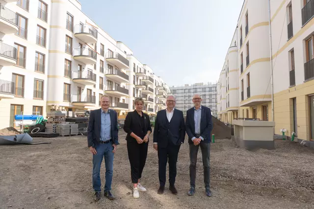 Zu Besuch im Abwasserwärme-Quartier LÜCK: Oliver Hummel, Vorstandsvorsitzender naturstrom AG, Mona Neubaur, NRW-Wirtschaftsministerin, Frank Piepers, Geschäftsführer wvm Gruppe Köln, Gregor Bergrath, Stadtentwässerungsbetriebe Köln (v.l.). | Foto: naturstrom AG
