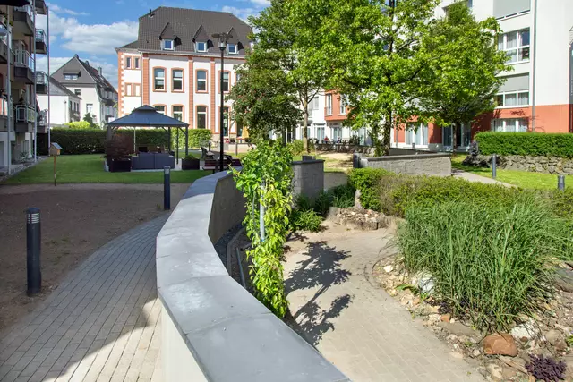 Die Mauer, die sich durch die Einrichtung zieht, schützt vor eindringendem Wasser. Foto: Axel König