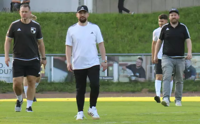 Das erfolgreiche Trainerteam Enes Özbek (Bildmitte) Co. Trainer Christian Fuchs (1.v.l.) und Torwarttrainer Philipp Lissen betreuen den SV Windhagen I auch in der nächsten Saison in der Bezirksliga.



 | Foto: Erwin Höller 