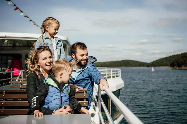 Ein großer Spaß für die ganze Familie: Den Biggesee kann man auch bei einer Rundfahrt auf der EMS Westfalen oder der EMS Bigge entdecken. Foto: DJD/Tourismusverband Biggesee-Listersee/Steffen Schulte-Lippern