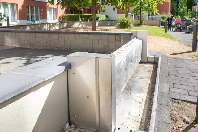Eines  der Edelstahl-Schotts, die im Ernstfall Lücken in der Mauer schließt. Foto: Axel König