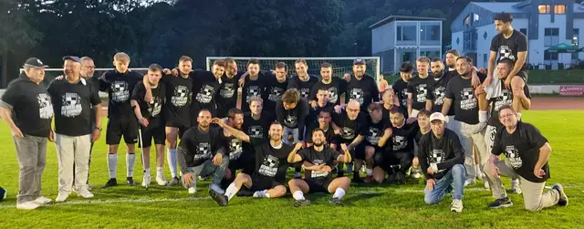Der SV Windhagen I freut sich mit seinen Fans auf den Aufstieg in die Bezirksliga Ost. 