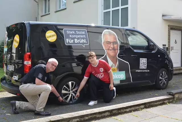 Marc Prokop und sein Sohn Moritz an einem der zerstochenen Reifen des Wahlkampfautos. | Foto: Brodüffel