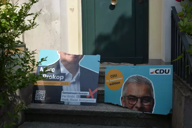 Zerrissene Plakate - direkt vor die Haustür gelegt. | Foto: Brodüffel
