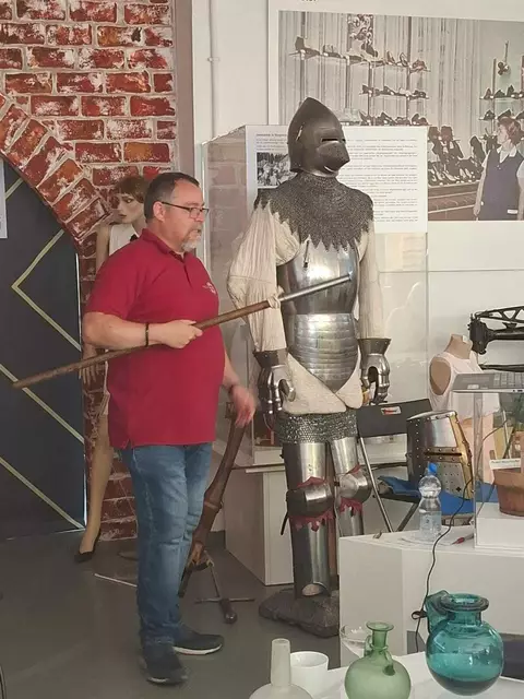 Thomas Irlenbusch erkärt, wie sich die Rüstungen der Ritter entwickelten.  | Foto: Bergheimat 