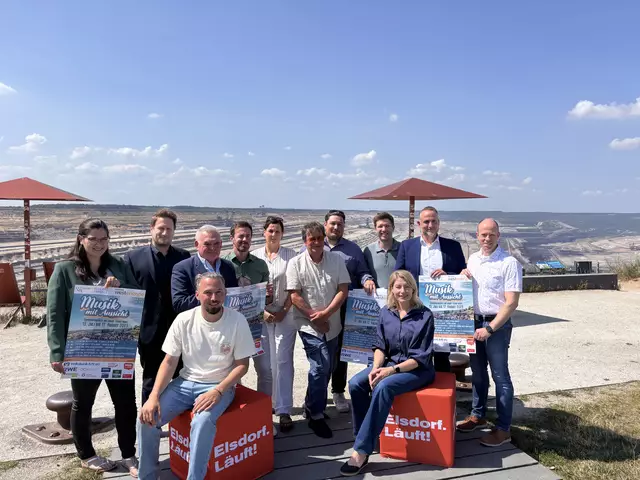 Veranstalter und Sponsoren freuen sich auf die sechswöchige Sommer-Konzertreihe „Musik mit Aussicht“ direkt an der Tagebaukante in Elsdorf. | Foto: Stadt Elsdorf