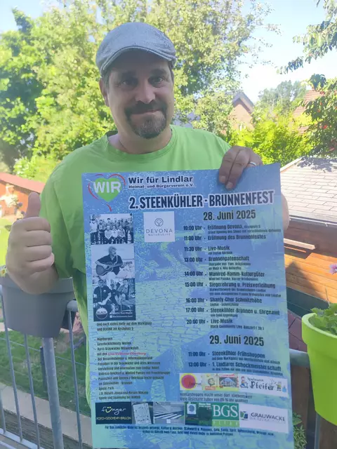 Kai Martin Antweiler präsentiert das Plakat zum Festwochenende. | Foto: Annika Antweiler