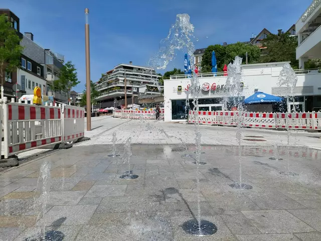 Das neue Fontänenfeld vor der Schlossgalerie. Foto: Stadt GL