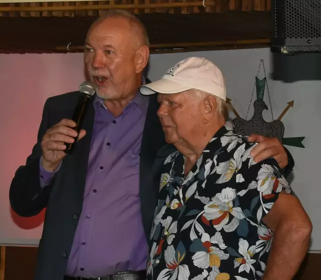 Moderator Eddy Wildenburg führte durch den Abend, bei dem neben Graham Bonney noch viele weitere Künstler ohne Gage auftraten. | Foto: Franz Müller