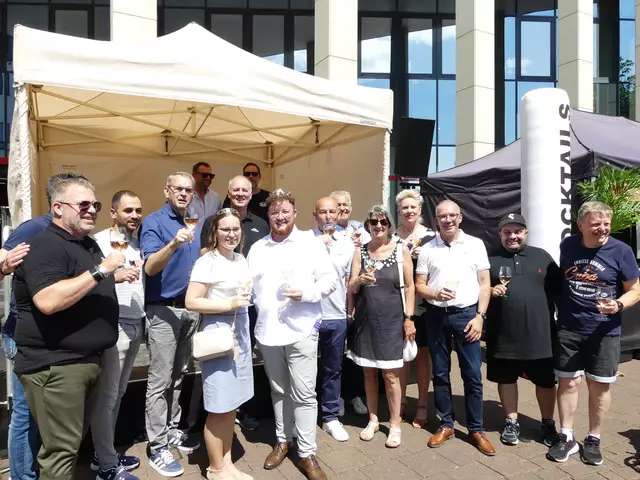 Ein „Prosit“ mit den „Royals“ auf das 17. Siegburger Weinfest: Ahrweinprinzessin Katharina Bongart und Ahrweinkönig Felix Lüdenbach (vorne Mitte), Sissis Vassiliadis (7. von rechts) und Bürgermeister Stefan Rosemann (3. von links) prosteten mit Sponsoren und Freunden den Weinfestbesuchern zu.

 | Foto: Gast