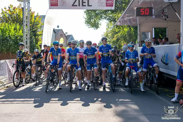 Um 17 Uhr gehen die Amateure bei „Rund 
in Spich“ an den Start (Foto von 2024). | Foto: Holger Radsportfotos