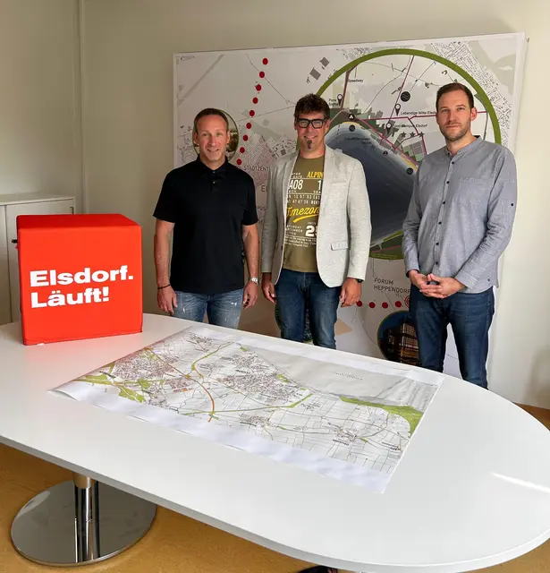 Bürgermeister Andreas Heller, Abteilungsleiter „Liegenschaften &amp; Wirtschaftsförderung“ Matthias Hennig und Wirtschaftsförderer Jan Hanisch (v.l.n.r.) haben mit dem Unterstützungsprogramm „Go4Gewerbe“ die Grundlage für weitere Firmenansiedlungen und Arbeitsplätze in Elsdorf gelegt.  | Foto: Stadt Elsdorf