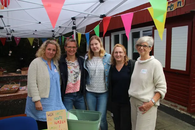 Jennifer Reinehr, pädagogische Leiterin des Zentrums für trauernde Kinder (l.), mit dem ehrenamtlich aktiven Mitarbeiterteam. Foto: Flick 