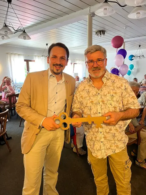 Bürgermeister Matthias Großgarten übergibt symbolisch den Schlüssel an Jens Babiak | Foto: Jablonski