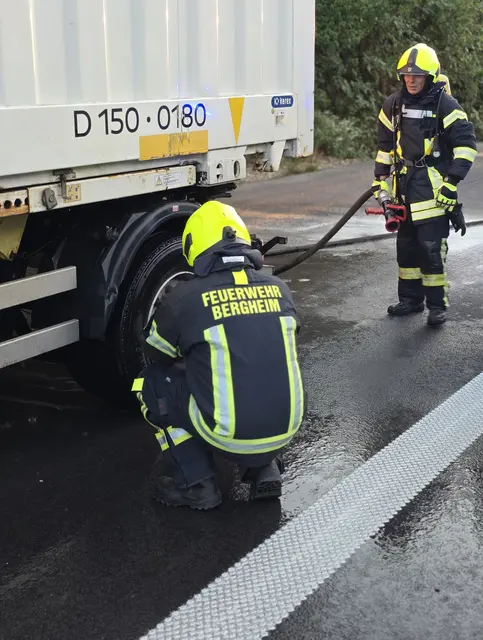 Da die Einsatzkräfte noch Temperaturen von über 100 Grad Celsius feststellten, kühlten sie die heißgelaufene Bremse mit einem Strahlrohr weiter ab.  | Foto: Feuerwehr Bergheim 