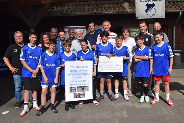 Zahlreiche Jugendspieler, aktive Ehrenamtler und Vorstandsmitglieder nahmen die Spende des Stifters Dr. Jürgen Rembold (M.) mit großem Dank entgegen. Foto: Hoeck
