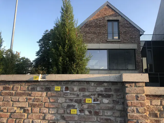 Das beschossene Haus in Urfeld: Vorne an der Mauer hat die Polizei die Einschusslöcher markiert, weitere Markierungen (auf dem Foto von dem Baum verdeckt) sind an der Außenwand der Wohnung im ersten Stock, auch gibt es sichtbare Einschusslöcher an den Fenstern der Wohnung. | Foto: Manke