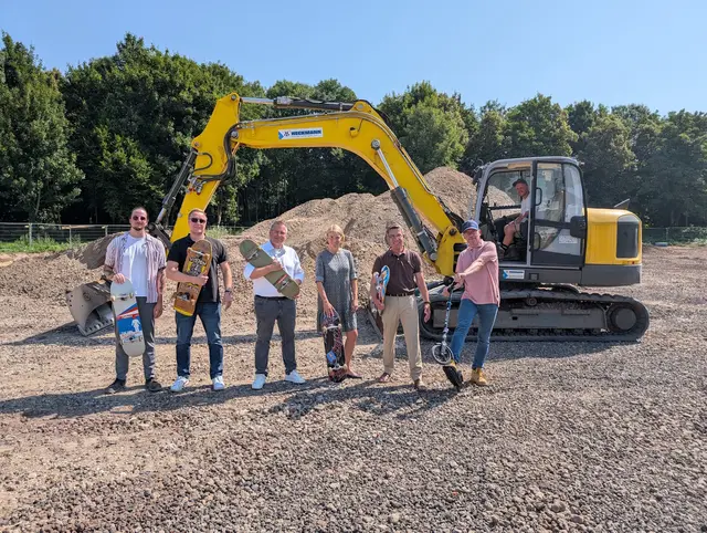 v. l.: Jannis Waider (Smeets Landschaftsarchitekten), Sven Herzog (Ortsbürgermeister Lipp, Millendorf, Oppendorf), Sascha Solbach (Bürgermeister der Stadt Bedburg), Anke Pötter (Projektverantwortliche der Stadt Bedburg), Torsten Stamm (Technischer Dezernent Stadt Bedburg), Frank Albrecht (CEO &amp; Gründer von B2Square) und Enrico Klier (Baufirma hinten rechts) trafen sich zum Baustart des neuen Spiel- und Sportparks in Bedburg-Lipp.  | Foto: Stadt Bedburg 