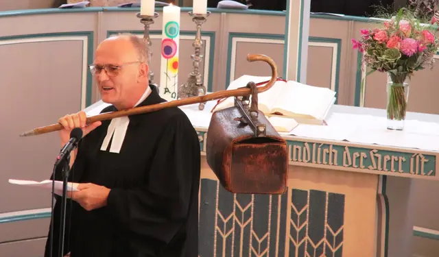 „Hans Wilhelm im Glück“ macht sich auf die Reise in den Ruhestand mit einem Koffer voller Geheimnisse. | Foto: Steimel