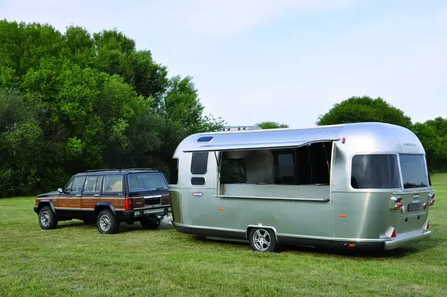 Ausgewählte Verkaufsanhänger mit „Airstream-Flair“ sollten alles an Bord haben, was man der Kundschaft bieten möchte.  | Foto: Quelle: Airstream/Germany / TRD mobil