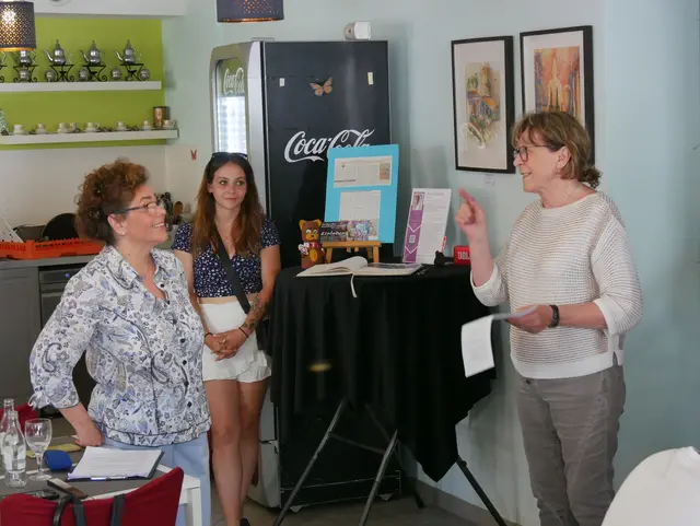 Gute Laune in Mines Spatzentreff bei der Einführung in die Ausstellung durch Margot Keila. Heike Lülsdorfs Tochter Annika im Hintergrund.  | Foto: Anita Brandtstäter