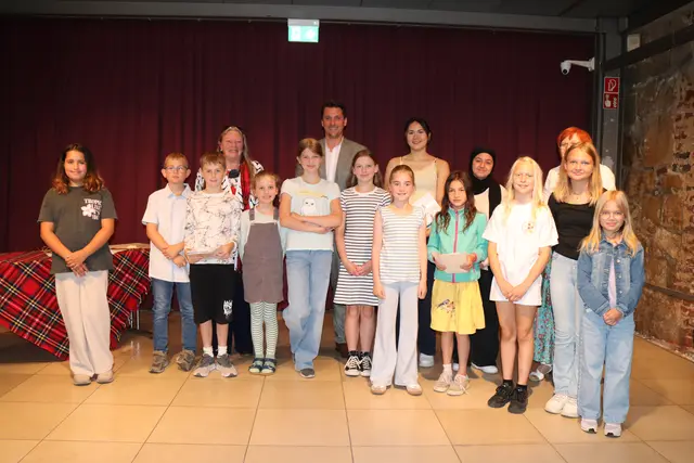 Strahlende Gesichter bei der Preisverleihung. Bei der Matinee in der Remise wurden alle Textbeiträge noch einmal vorgetragen.


 | Foto: Kaiser