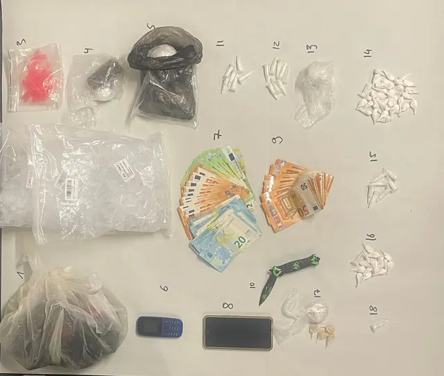Eine bunte Mischung aus dem Drogenlabor hatte der Dealer dabei. | Foto: Polizei Köln