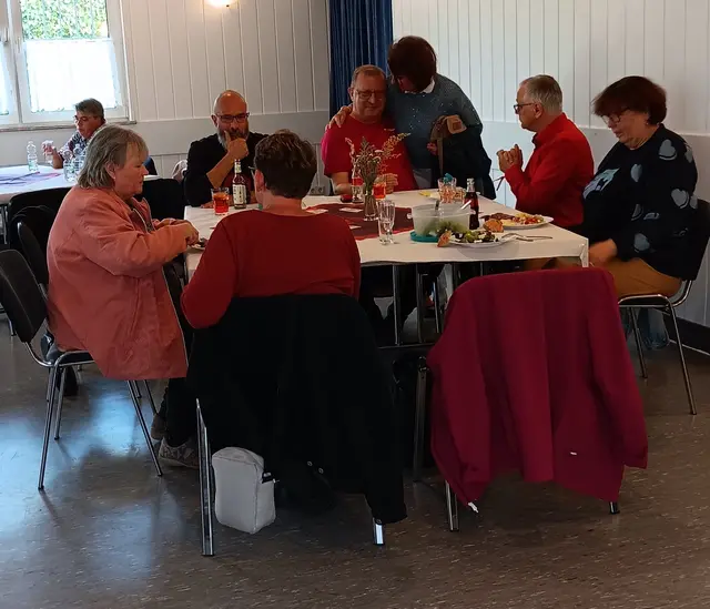 Gäste, Sängerinnen und Chorleiter Wolfram Kastorp | Foto: Privat