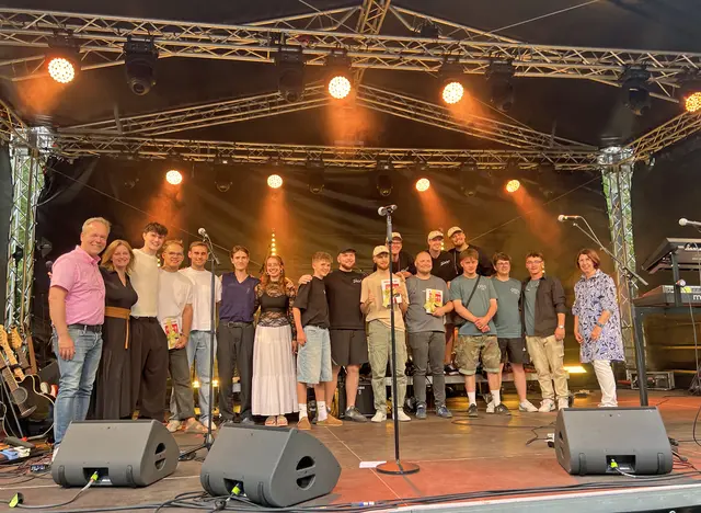 Die Preisträger des ersten Band Contest Oberberg mit Kreisdirektor Klaus Grootens (l.), Moderatorin Alex Pesch (2.v.l.) und Rosemarie Katzenbach (r.), Referentin der Kulturstiftung Oberberg der Kreissparkasse, freuten sich die jungen Musikerinnen und Musiker über ihre Platzierungen. | Foto: OBK