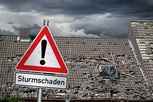 Sturm, Hagel und Starkregen: Eine gefährliche Kombination, die Hausdächern schweren Schaden zufügen kann. Gut, wenn die Dachdämmung unter der Eindeckung zusätzlichen Schutz bietet. Foto: DJD/puren/Getty Images/Grafner