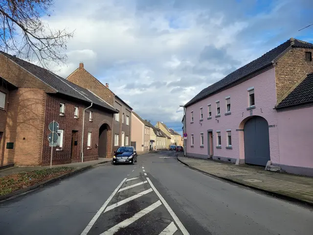 Die Kolpingstraße im Bedburger Ortsteil Blerichen wird zur Herstellung eines Kanalanschlusses gesperrt. °Foto: Stadt Bedburg 
 | Foto: Stadt Bedburg