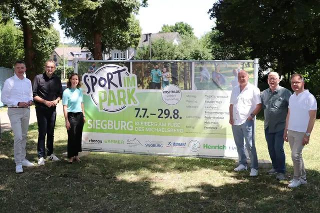 Auftakt für „Sport im Park“ am Michaelsberg (von links): Oliver Schmitt (Vorsitzender Sportausschuss), Bürgermeister Stefan Rosemann, Sandra Köhler (Rhenag), Michael Römer (Vorsitzender Stadtsportverband), Peter Hillesheim (Stellvertretender Vorsitzender Stadtsportverband und Organisator von „Sport im Park“) und Markus Eich (Barmer). | Foto: Raimund Lenz