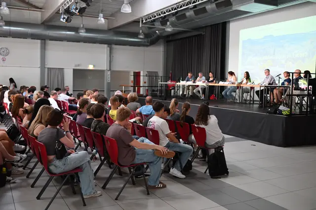 Das große Interesse an der Veranstaltung bewies, dass junge Menschen längst nicht so politikverdrossen sind, wie es oft beschworen wird. | Foto: Herkenrath