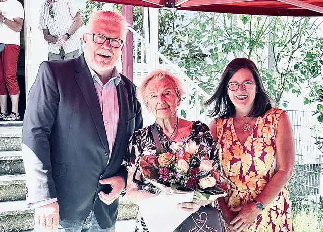 Seit 60 Jahren aktiv ehrenamtlich in der Arbeiterwohlfahrt engagiert: Verdiente Ehre und Auszeichnung für Elka Lommerzheim (mitte). | Foto: AWO