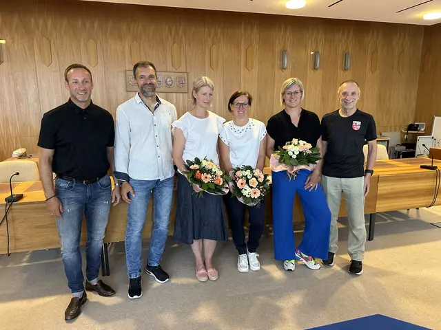 Die drei Athletinnen bei der Auszeichnungen im Rathaus Elsdorf mit DLV-Vertreter, Trainer Marco Mock und Bürgermeister Andreas Heller. | Foto: Stadt Elsdorf