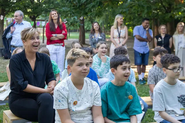 Einige Schüler der GGS Irisweg sind Klimabotschafter. Ministerin Mona Neubaur kam zur Übergabe. | Foto: René Denzer