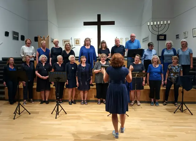 Die Blue Mountain Singers bei ihrem jüngsten Auftritt in der Christuskirche unter Leitung von Dagmar Kilic: Gemeinsam mit Christen, Juden und Muslimen setzten sie ein starkes Zeichen für Frieden und Verständigung in der Welt. Am Sontag feiert der Gospelchor sein 30-jähriges Bestehen. Foto: Blue Mountain Singers