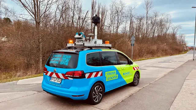 Die Straßen der Innenstadt werden ab dem 14. Juli mit modernster Technologie erfasst. Das Messfahrzeug ist mit hochpräziser Laser- und Kameratechnik ausgestattet. | Foto: Lehmann/Erfurt