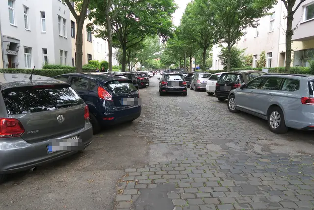 Eng und unübersichtlich: Das Parken wird in der Petersbergstraße ganz neu geordnet. | Foto: Hermans