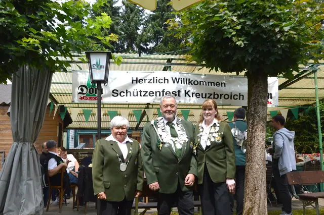 Die noch amtierenden Würdenträger mit Vereinsmeister Rolf Jahnke (M.), Tellkönigin Rosi Wieschollek (l.) und Schlummkönigin Esther Jahnke. Foto: Archiv/Schloot