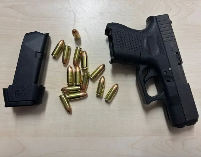 Magazin, Patronen und eine scharfe Pistole wanderten in die Asservatenkammer der Polizei Köln. | Foto: Polizei Köln