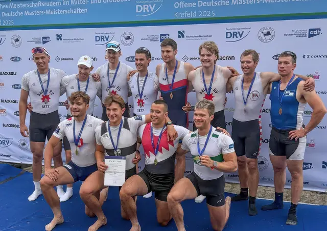 Marc Danne (stehend 4.v.r.) freut sich über die Bronzemedaille