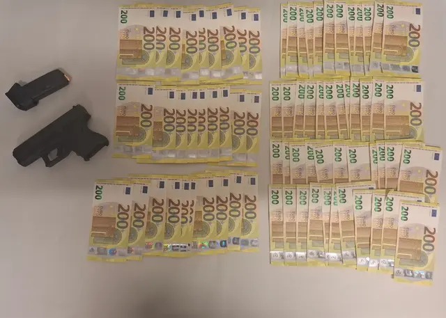 Ganz schön viele Scheine und eine scharfe Pistole stellte die Polizei sicher. | Foto: Polizei Köln