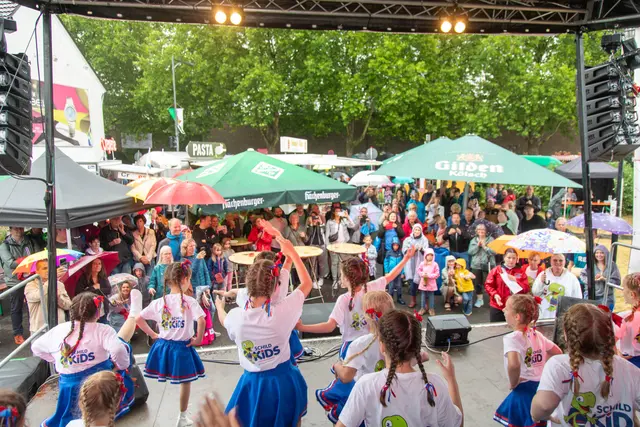 Auf der Bühne zeigten zum Beispiel die „Schild Kids“ der KG Blau-Rot Schildgen unter der Leitung von Bea Jürgens ihr Können. Foto: Axel König