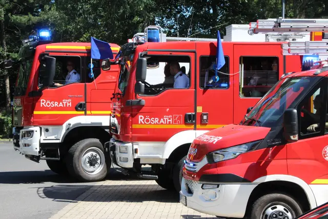 Die Rösrather Feuerwehr fuhr anlässlich ihres 125-jährigen Bestehens in einer Kolonne durch das Stadtgebiet. Der Start erfolgte am Möbelzentrum Höffner. Foto: Flick 