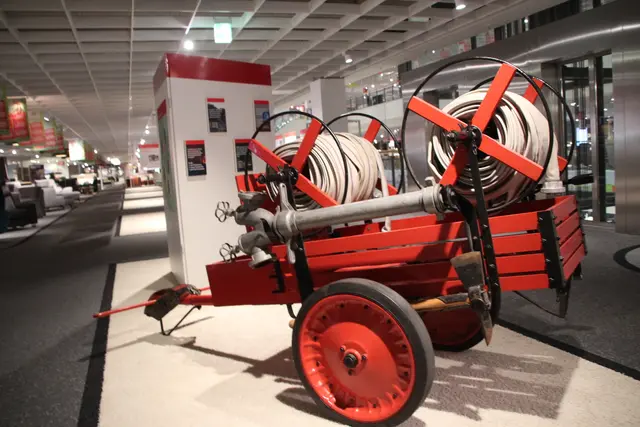 Historische Löschmaterialien gab es in der Ausstellung „125 Jahre Feuerwehr Rösrath“ im Möbelzentrum Höffner zu bestaunen. Foto: Flick 